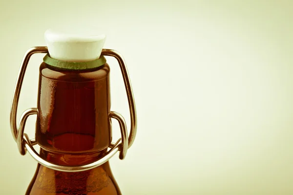 Botella de cerveza retro alemana, fondo anticuado texturizado — Foto de Stock