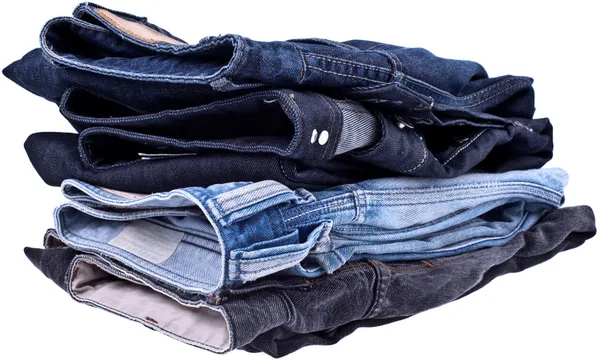 Stapel van verschillende tinten van blue jeans, volledig geïsoleerd op wh — Stockfoto