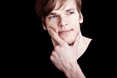 genç adam önünde siyah adam düşünme