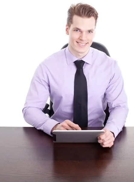 Jonge zakenman lezen op zijn moderne Tablet PC — Stockfoto