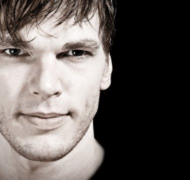 camer arayan genç adamın yüzüne bir ürün