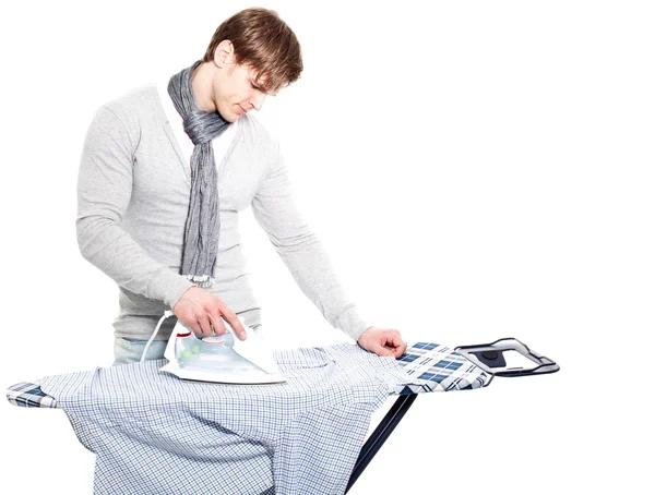 Retrato de un joven feliz planchando sobre una tabla de planchar, isolat —  Fotos de Stock