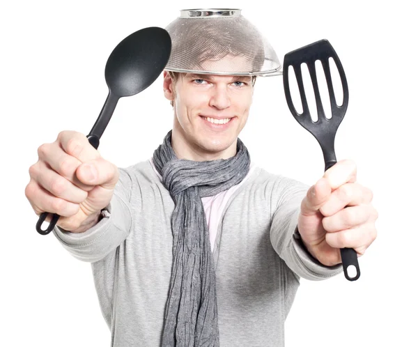 Drôle jeune homme avec outil de cuisine — Photo