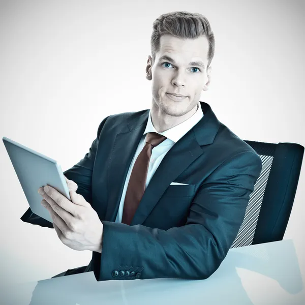Fröhlicher junger Geschäftsmann, der mit einem modernen Tablet-Computer arbeitet — Stockfoto