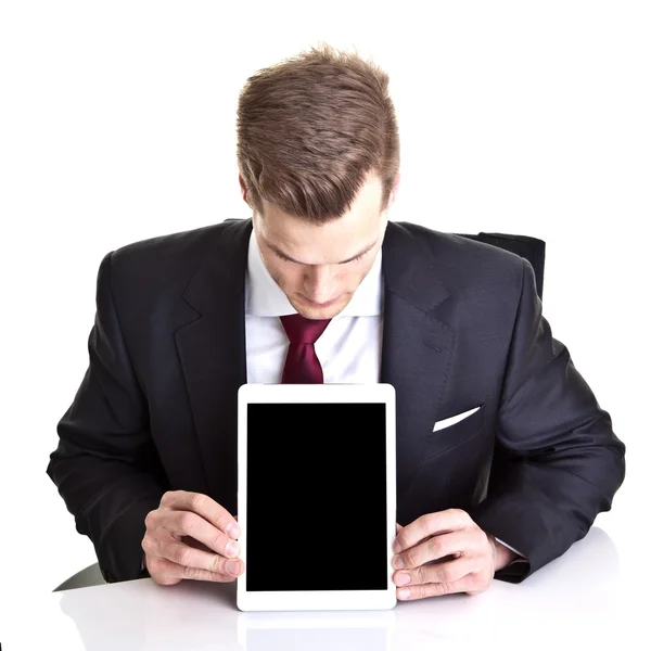 Молодой бизнесмен смотрит на пустое место на своем современном планшете ко — стоковое фото
