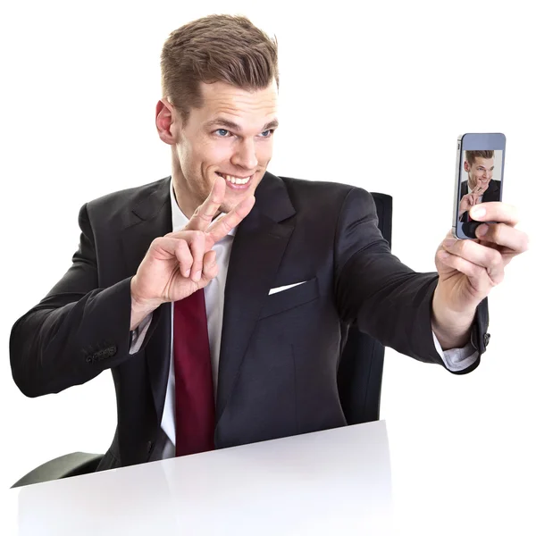 Csinos fiatal üzletember, figyelembe véve a selfie, a smartphon — Stock Fotó