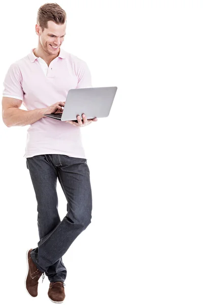 Jonge man aan het werk op zijn laptop - volledige lengte ontsproten en geïsoleerd — Stockfoto