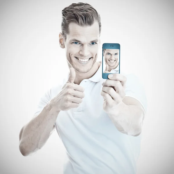 Vrolijke jonge man met een selfie met een moderne smartphone — Stockfoto