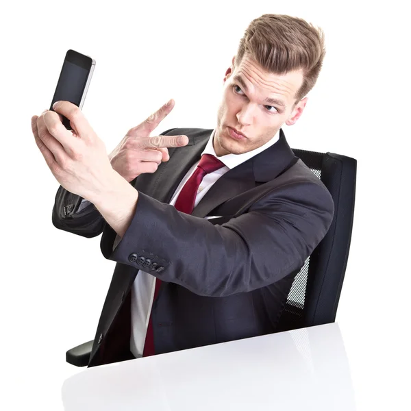 Stilig ung affärsman med en selfie med hans smartphon Stockbild