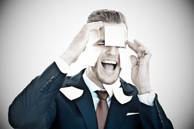 çığlık atan işadamı tamamen ofis işleri tarafından boğulmuş-po