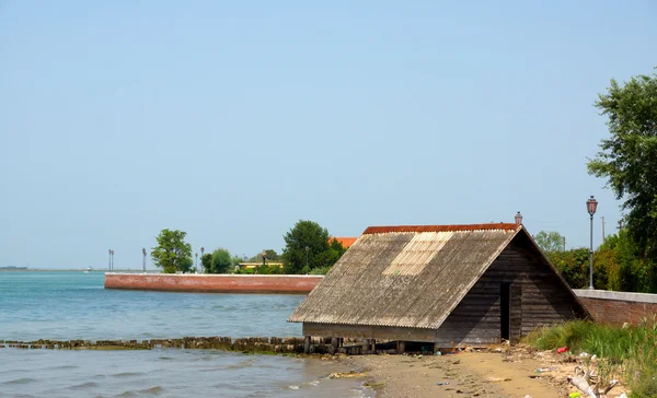 Boathouse sulla riva — Foto Stock