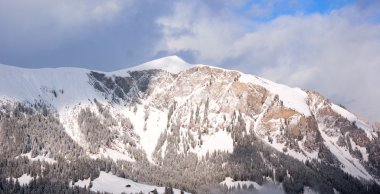 Dağlar karla kaplı.