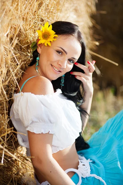 Portrait of a girl next to haystack — Stock Photo, Image