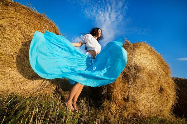 Menina ao lado do palheiro — Fotografia de Stock