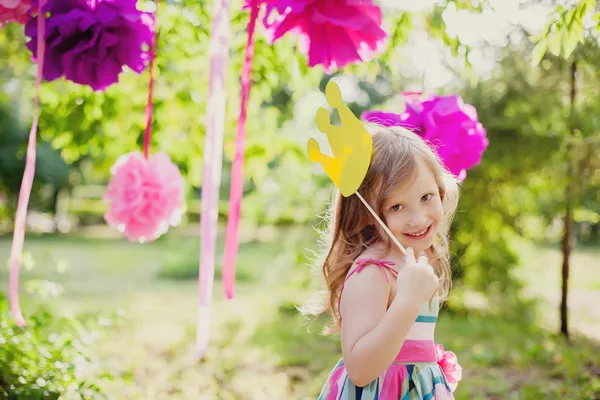 Petite fille avec une couronne de jouet — Photo