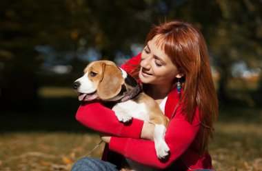 Kız Köpeğini sonbahar Park oyun