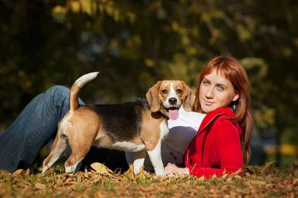 가 공원에 그녀의 강아지와 함께 재생 하는 여자 — 스톡 사진