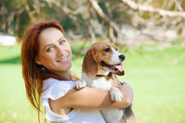 Kız Köpeğini sonbahar Park oyun