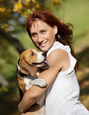 Kız Köpeğini sonbahar Park oyun