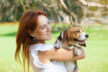Kız Köpeğini sonbahar Park oyun