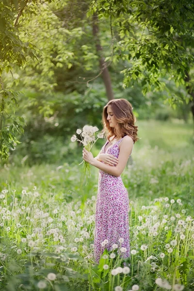 Girl with dandelion — Stock Photo, Image