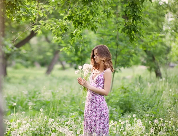 Girl with dandelion — Stock Photo, Image