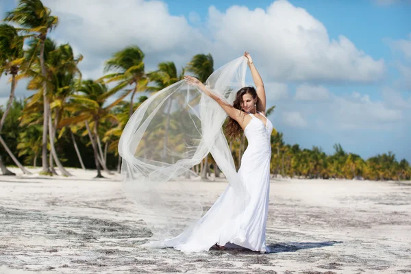 Красива біла наречена позує на тропічному пляжі — стокове фото