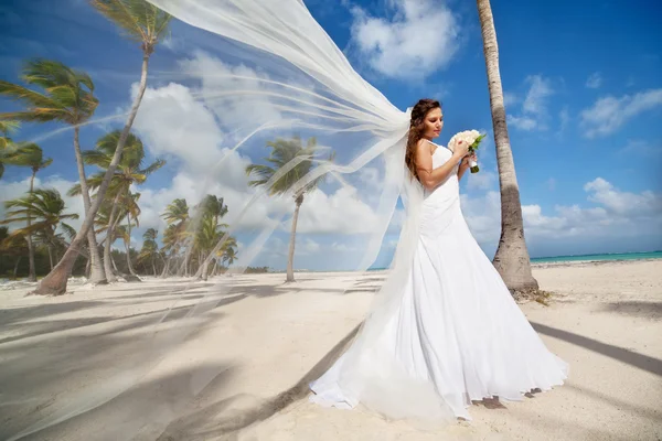 Mooie Kaukasische bruid die zich voordeed op een tropisch strand — Stockfoto