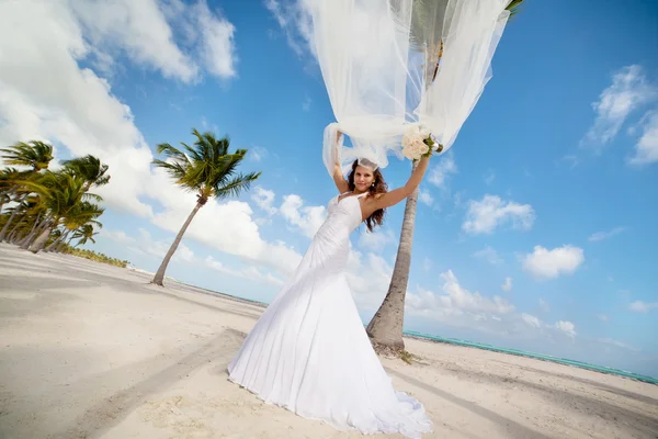 Beautiful caucasian bride posing at a tropical beach — Stock Photo, Image