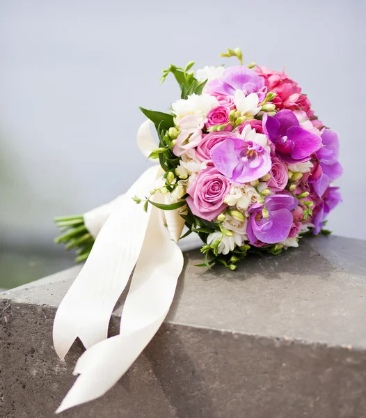 Brautstrauß mit lila Rosen und Orchideen — Stockfoto