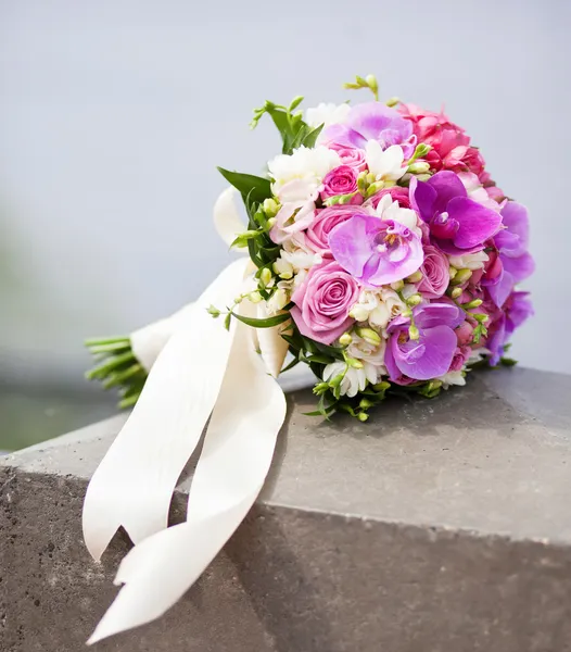 Bridal bouquet with lilac roses and orchids — Zdjęcie stockowe