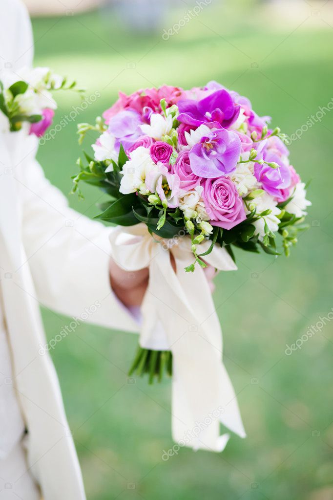 Groom holding a beautiful wedding bouquet