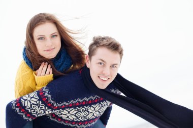 genç, mutlu bir çift renkli kazak, portre