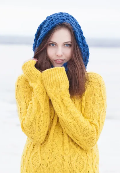 Mooi blij meisje in gele pulloverand blauwe sjaal — Stockfoto