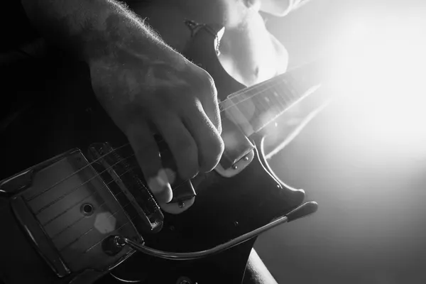 Hombre tocando la guitarra eléctrica en blanco y negro — Foto de Stock