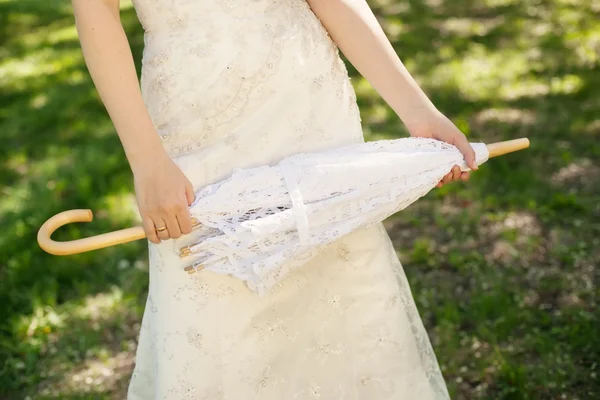 Spets paraply i hand till bruden — Stockfoto