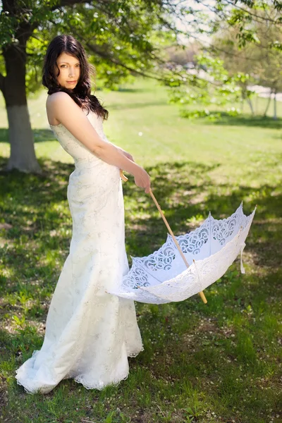 Retrato de una novia con un paraguas de encaje — Foto de Stock