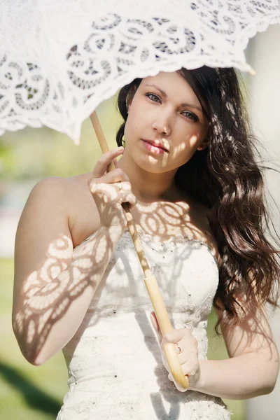 Retrato de uma noiva com um guarda-chuva de renda — Fotografia de Stock