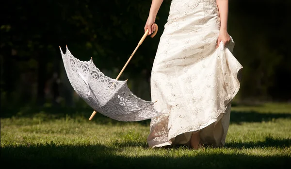 Krajkový deštník v ruce nevěsty — Stock fotografie