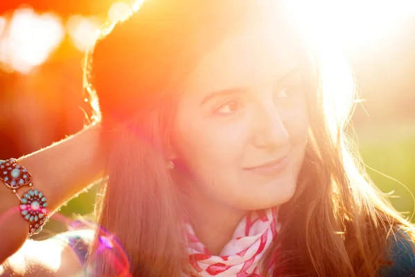 Retrato de uma menina alegre bonito ao sol — Fotografia de Stock