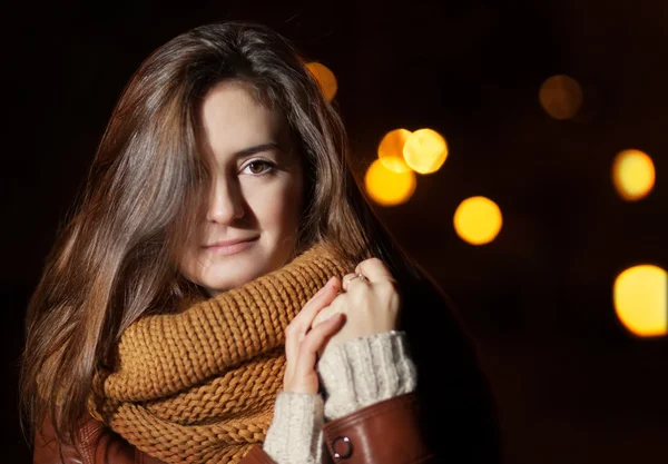 Retrato de uma menina em um lenço no fundo da cidade noturna — Fotografia de Stock