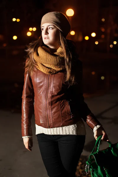 Portrait d'une fille en écharpe sur fond de ville nocturne — Photo