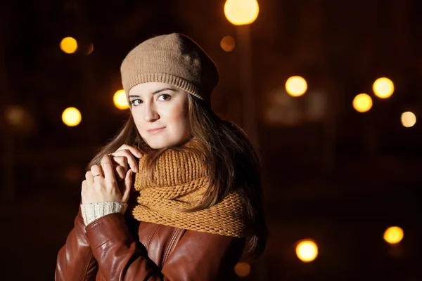 Porträt eines Mädchens mit Schal vor dem Hintergrund der nächtlichen Stadt — Stockfoto