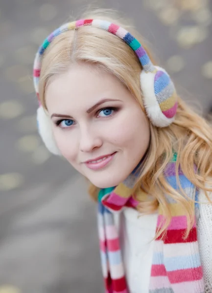 Menina loira bonita em fones de ouvido de pele, close-up — Fotografia de Stock