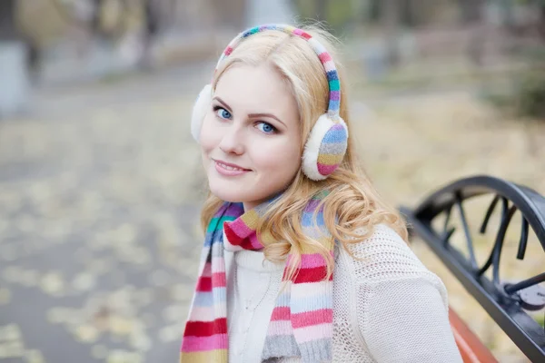 Chica rubia bonita en auriculares de piel, primer plano —  Fotos de Stock