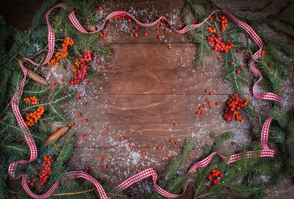 Tanne, Bänder und Beeren auf Eberesche auf einem Holzbrett — Stockfoto