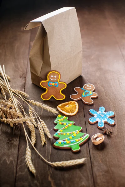 Lebkuchen und eine Papiertüte auf einem Holztisch — Stockfoto