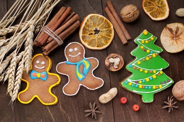 Christmas homemade gingerbread cookie and spices on wooden table. Close-up. — Stock Photo, Image