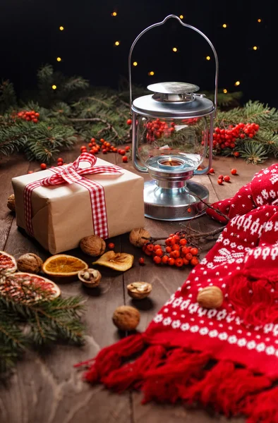 Weihnachtskerzen und Tannenzweige auf einem hölzernen Hintergrund — Stockfoto