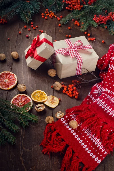 Julklappar och fir trädgrenar på trä bakgrund — Stockfoto
